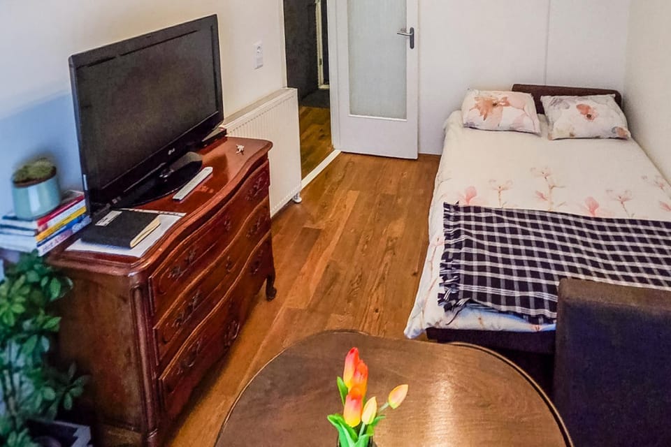 Bed, Living room