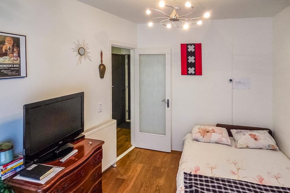 Bed, TV and multimedia, Living room