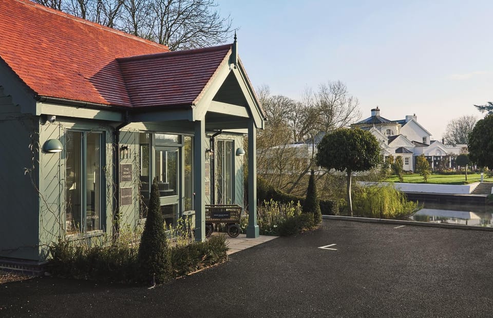 Property building, Facade/entrance, Lobby or reception