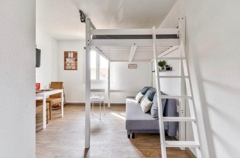 Studio avec piscine, proche plages Apartment in French Riviera