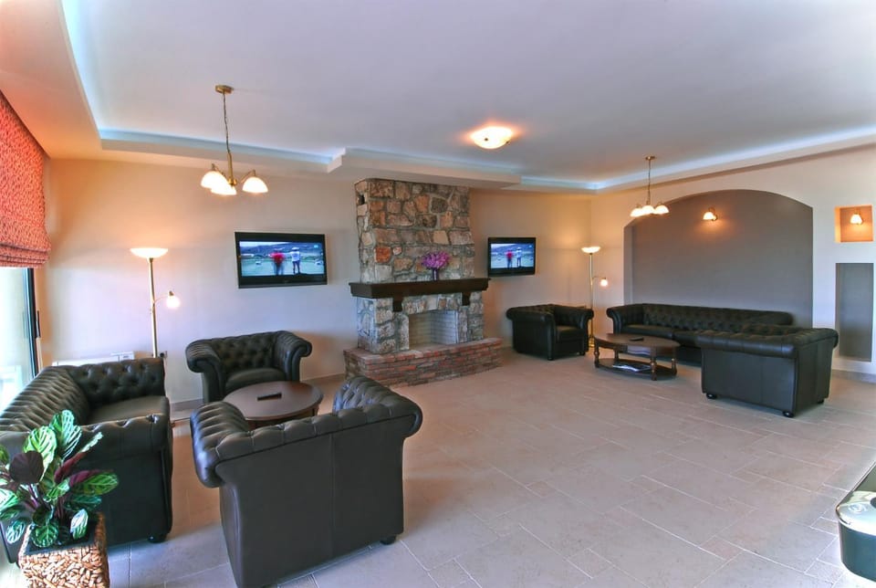 TV and multimedia, Lobby or reception, Lounge or bar, Seating area, Evening entertainment