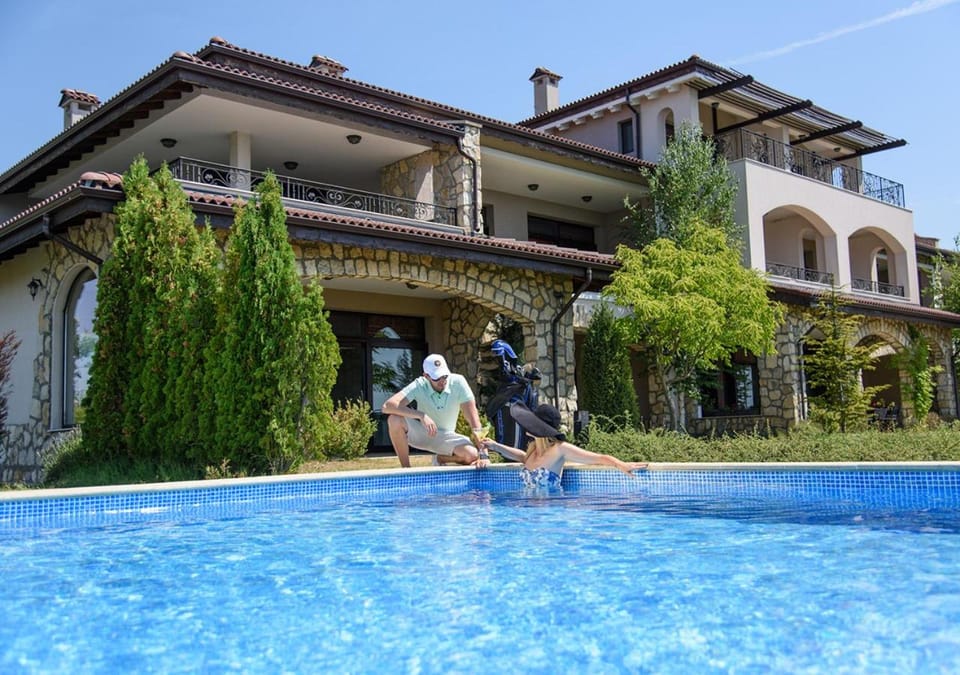 Property building, Patio, Day, Garden, Pool view, Swimming pool, sunbed