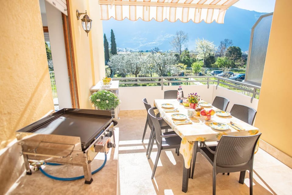 Day, View (from property/room), Balcony/Terrace, Dining area, Mountain view, Parking