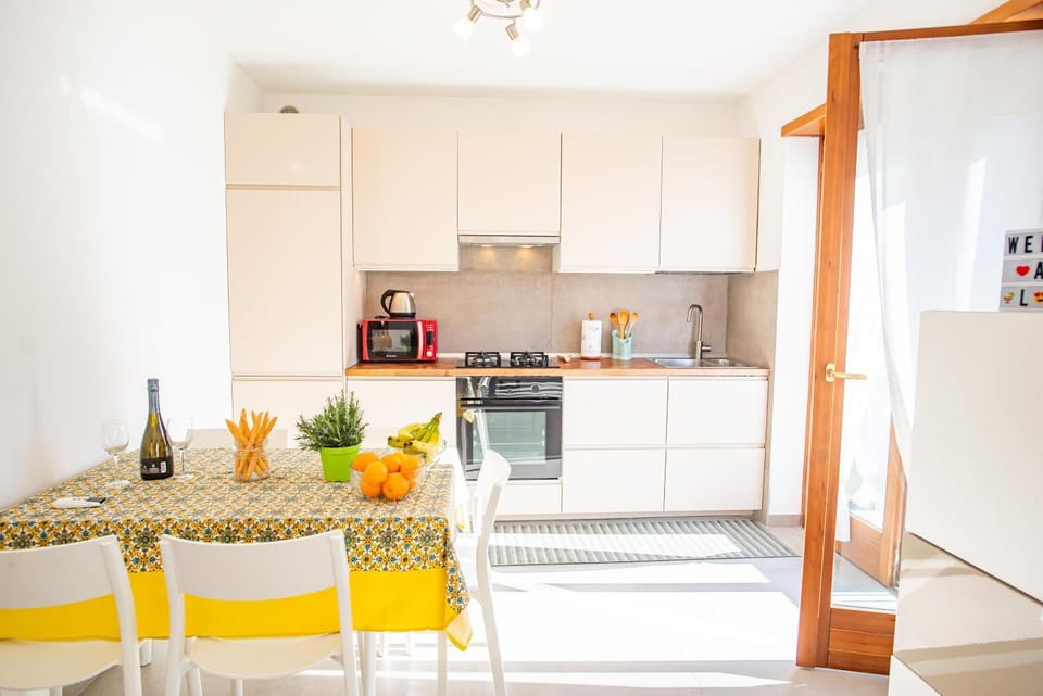 Kitchen or kitchenette, Dining area, minibar, stove