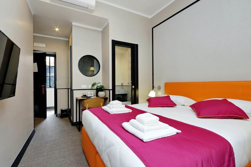 TV and multimedia, Photo of the whole room, Decorative detail, Bedroom
