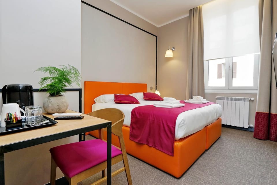 Bed, Coffee/tea facilities, Photo of the whole room, Decorative detail, Bedroom