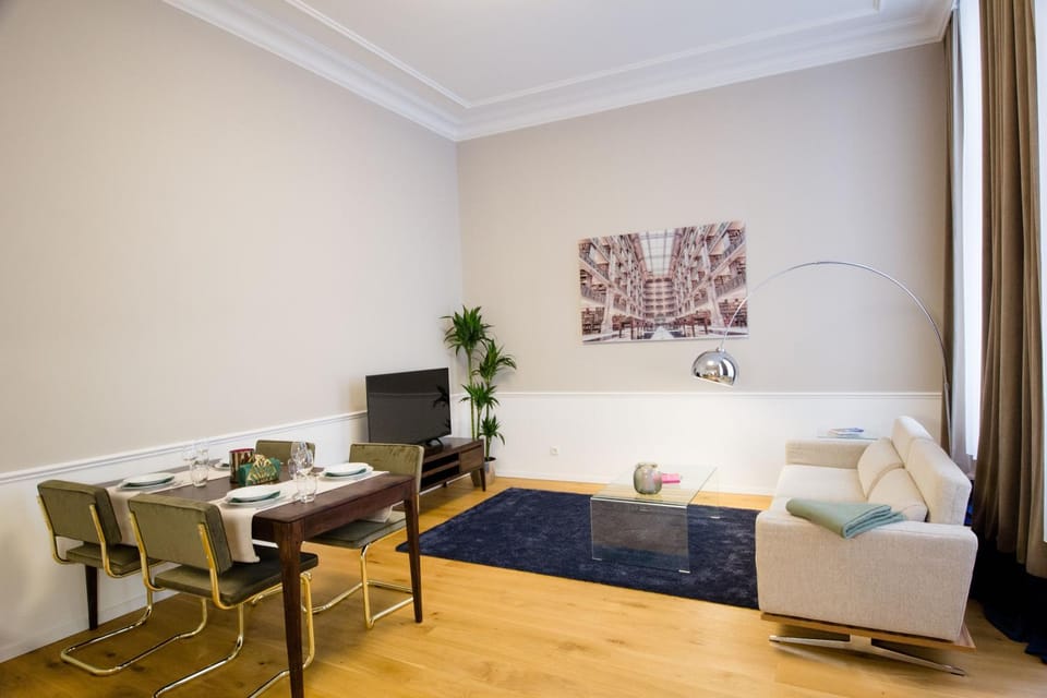Bed, TV and multimedia, Living room, Photo of the whole room, Seating area, Dining area