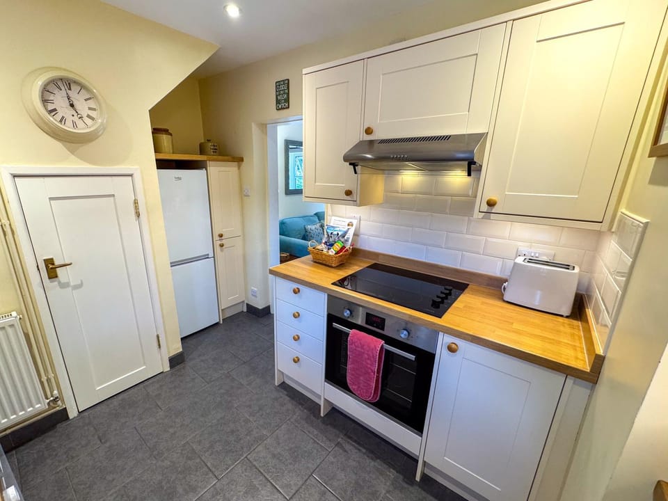 Kitchen or kitchenette, Photo of the whole room, oven, stove, toaster