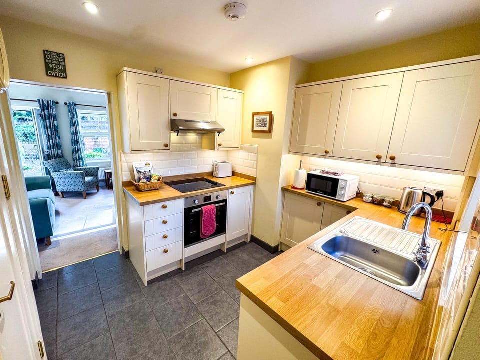 Coffee/tea facilities, Kitchen or kitchenette, Garden view, microwave, oven, stove, toaster