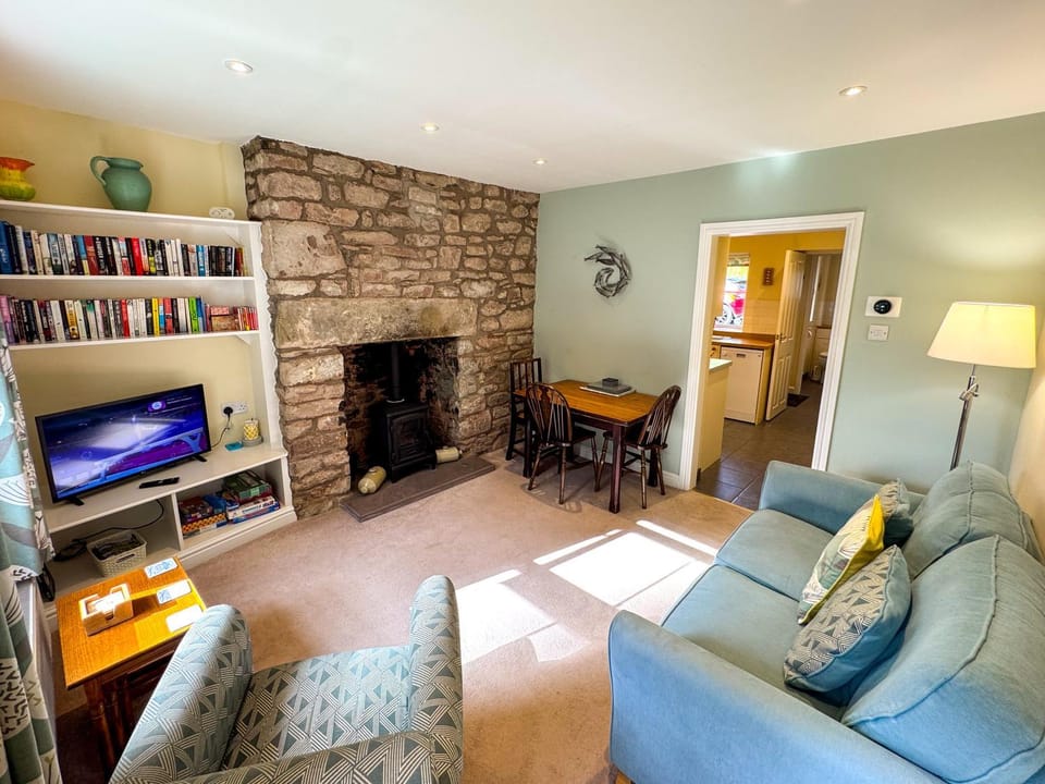 TV and multimedia, Living room, Seating area, Dining area, fireplace