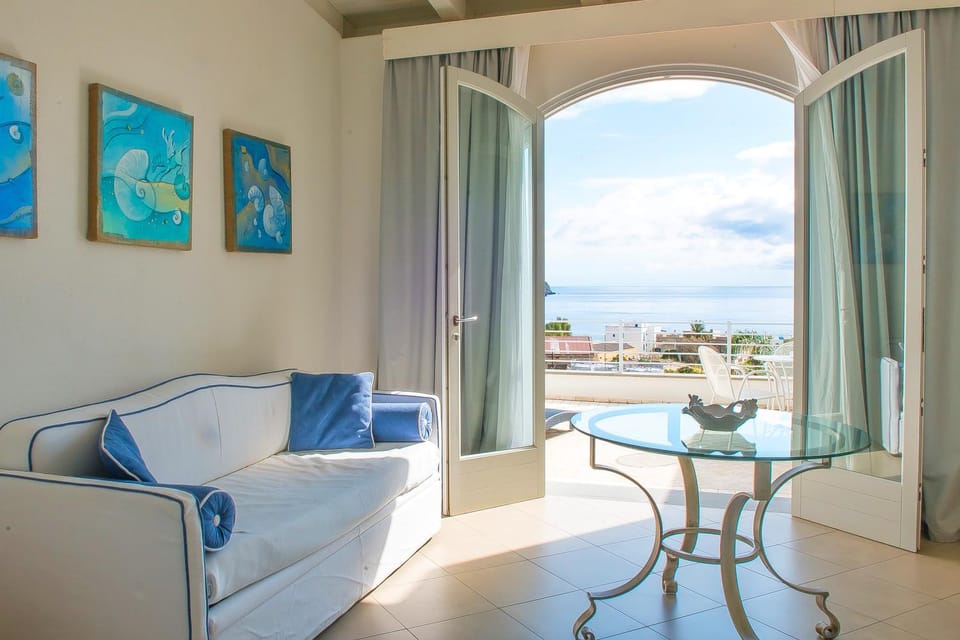 Day, Natural landscape, View (from property/room), Balcony/Terrace, Photo of the whole room, Bedroom
