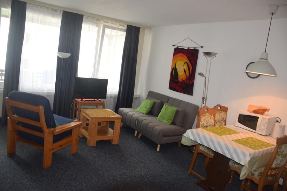 TV and multimedia, Living room, Seating area, Dining area