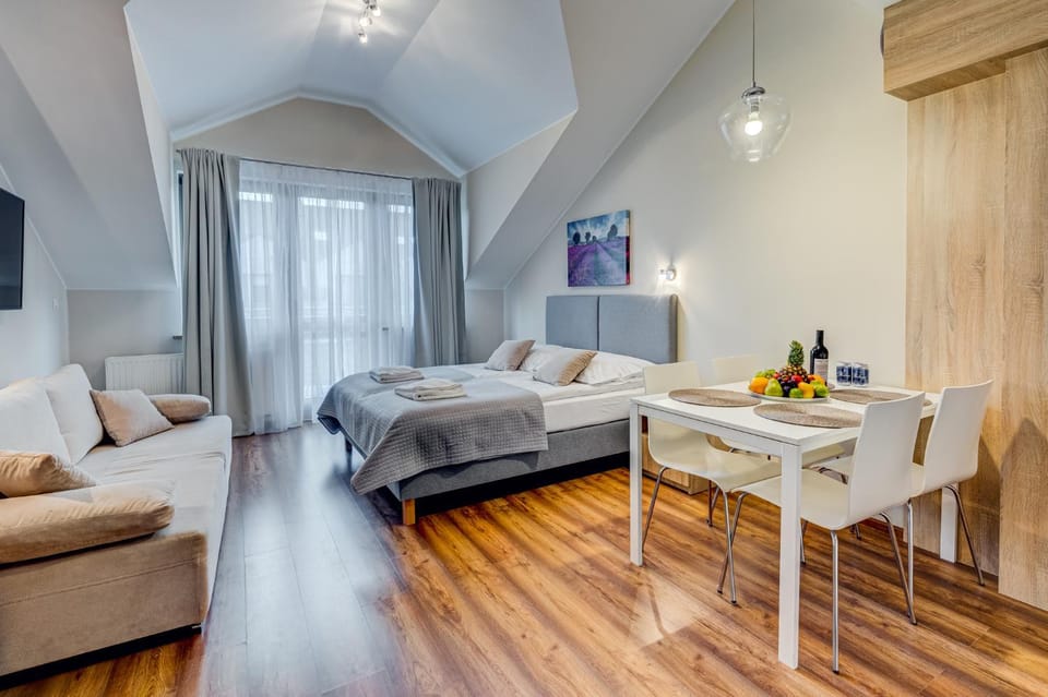 Restaurant/places to eat, TV and multimedia, Living room, Photo of the whole room, Seating area, Dining area, Bedroom, Breakfast