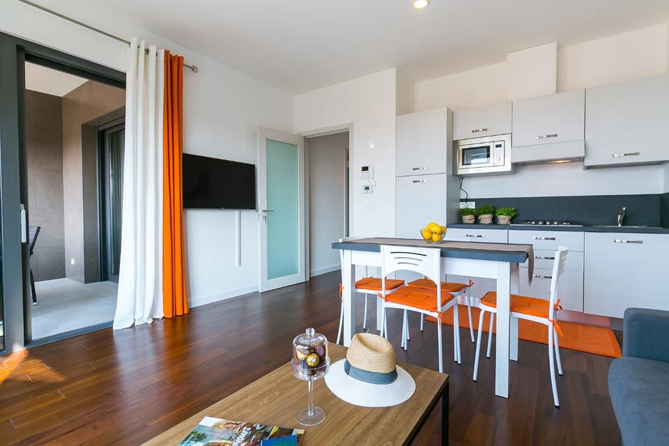 Kitchen or kitchenette, Dining area, oven