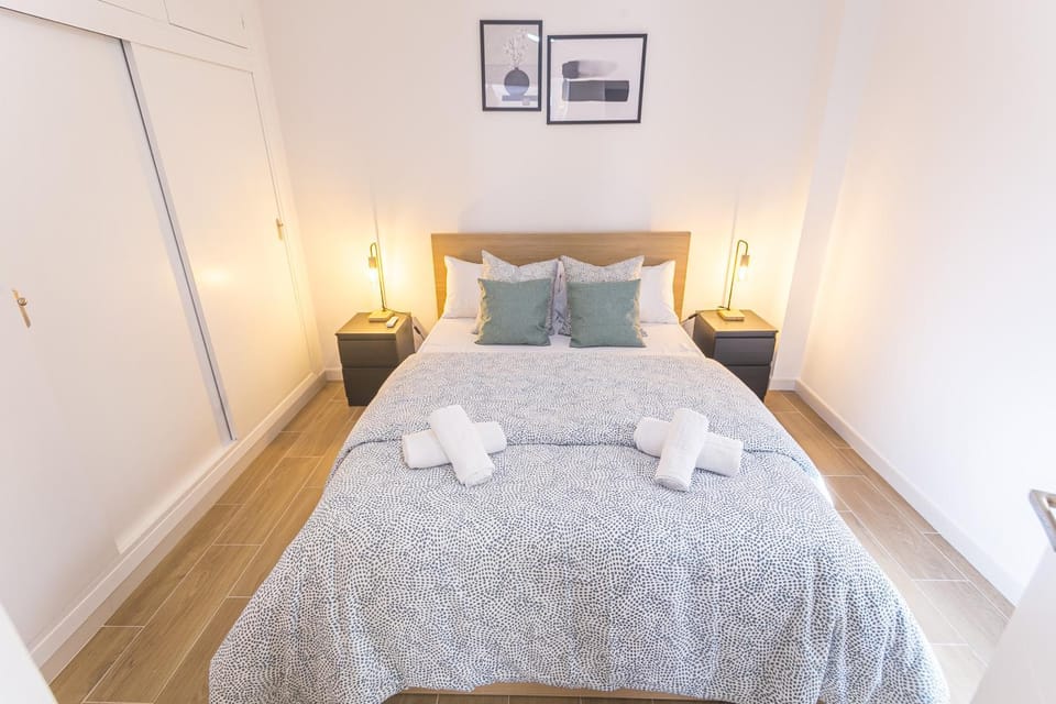 Bed, Bedroom, towels