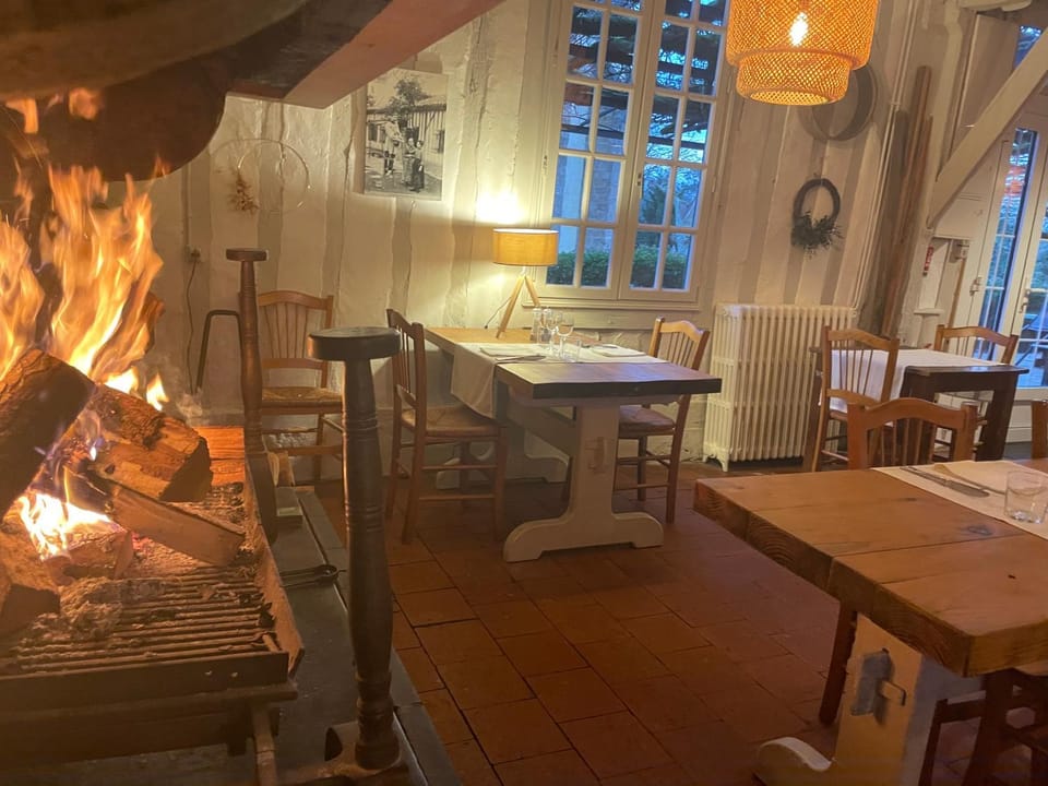 Hôtel et RESTAURANT traditionnel L' Escalandes Hotel in Nouvelle-Aquitaine