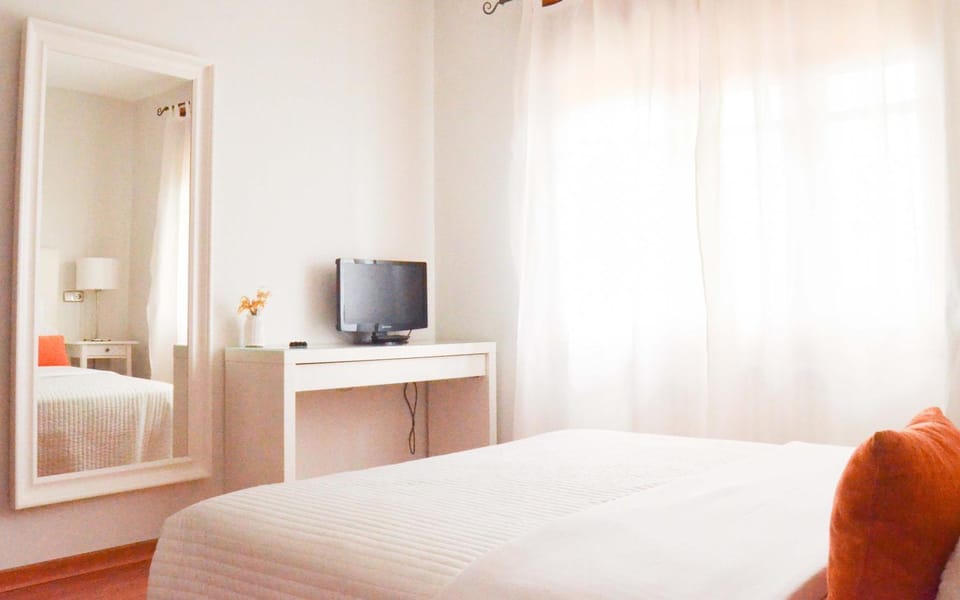 Bed, Photo of the whole room, Seating area