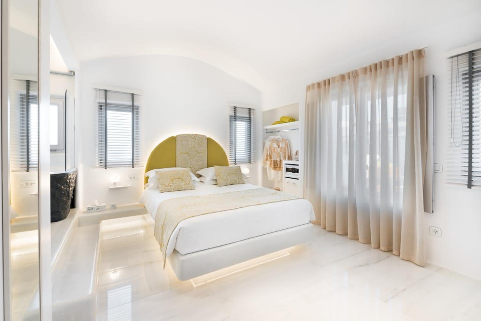 Emfasis Luxury Villa with heated Jacuzzi-Sunset view Villa in Thera
