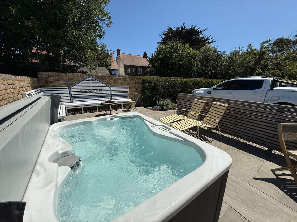 Patio, Hot Tub, Parking, sunbed