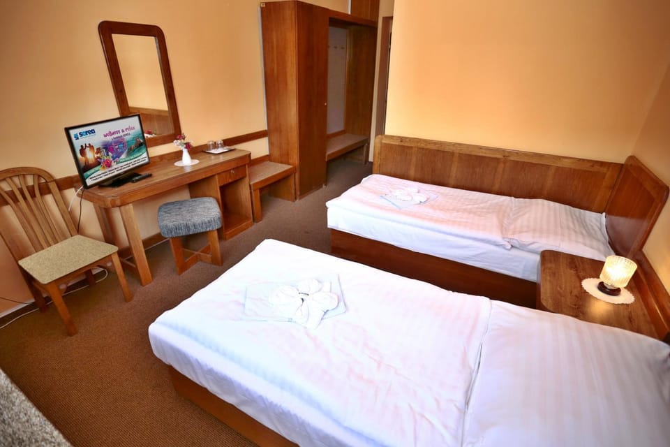 Bed, TV and multimedia, Photo of the whole room
