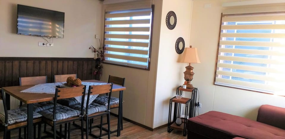 TV and multimedia, Seating area, Dining area