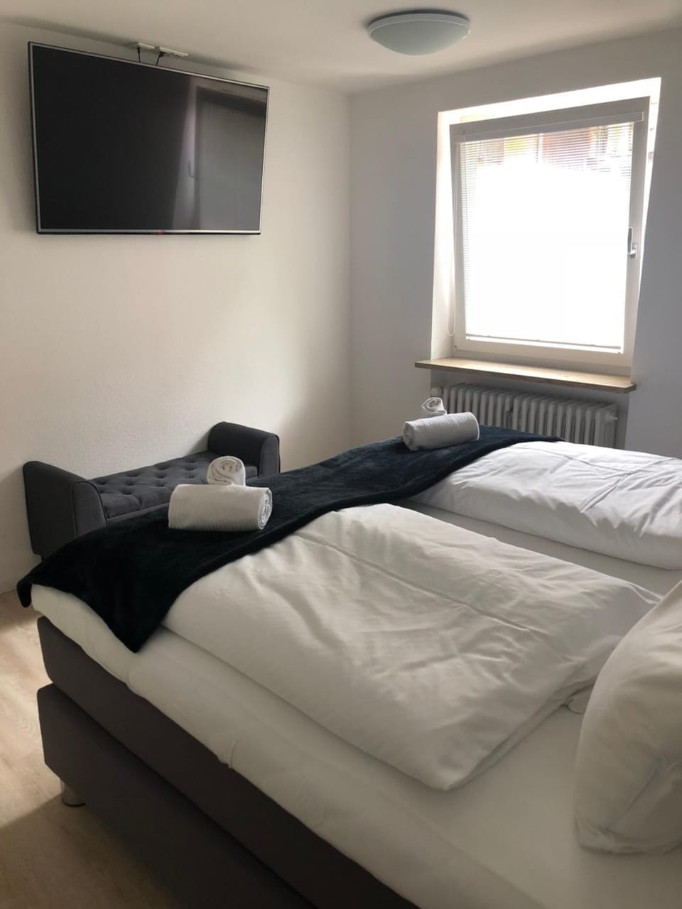 Bed, TV and multimedia, Bedroom