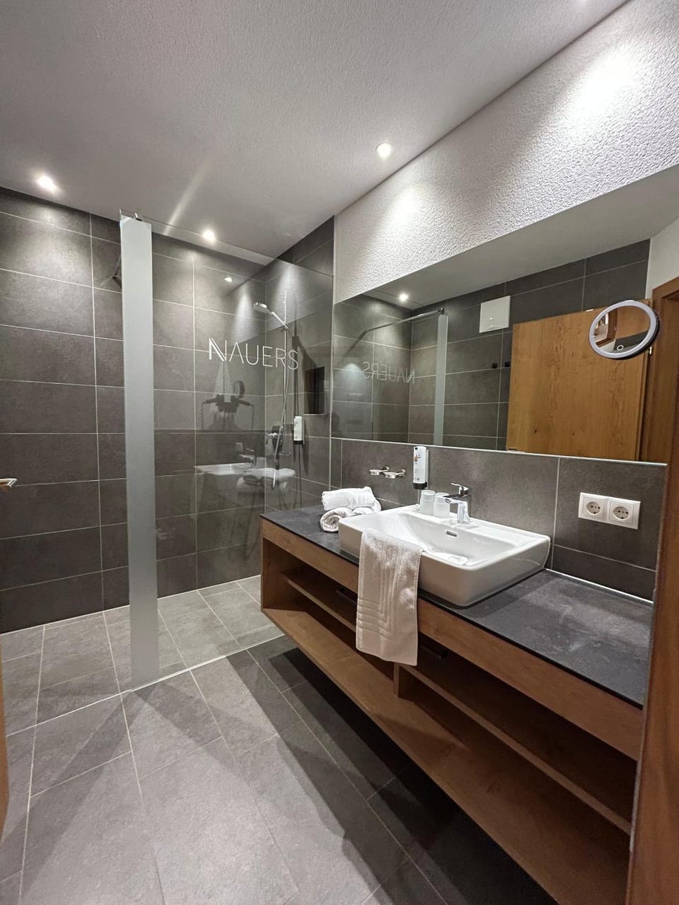 Shower, Bathroom, towels