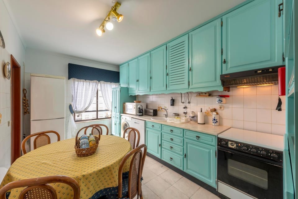 Coffee/tea facilities, Kitchen or kitchenette, Dining area, dishwasher, oven, stove, toaster