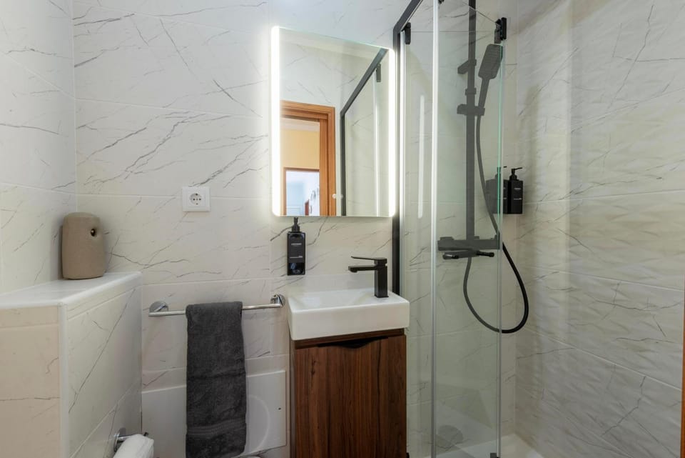 Shower, Bathroom, towels
