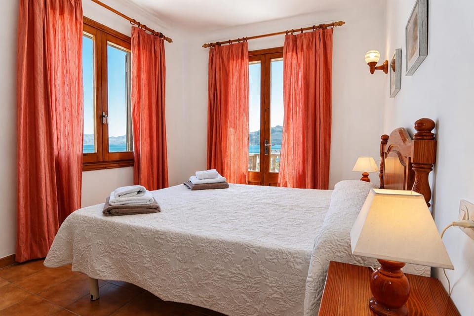 Bed, Bedroom, Sea view