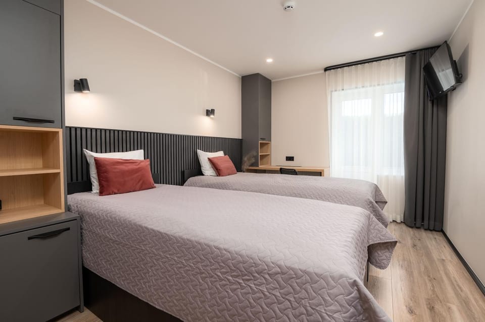 Bed, TV and multimedia, Bedroom