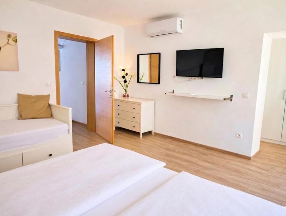 Bed, Bedroom, air conditioner