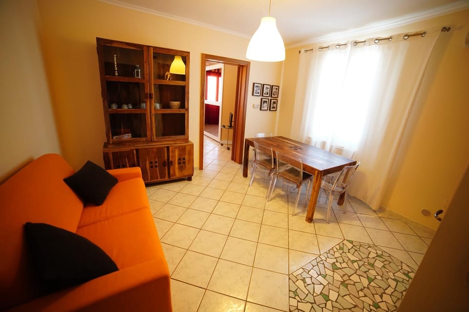 Bed, Living room, Seating area, Dining area