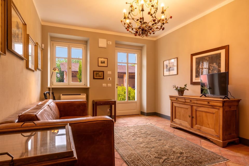 TV and multimedia, Living room, Decorative detail, Seating area