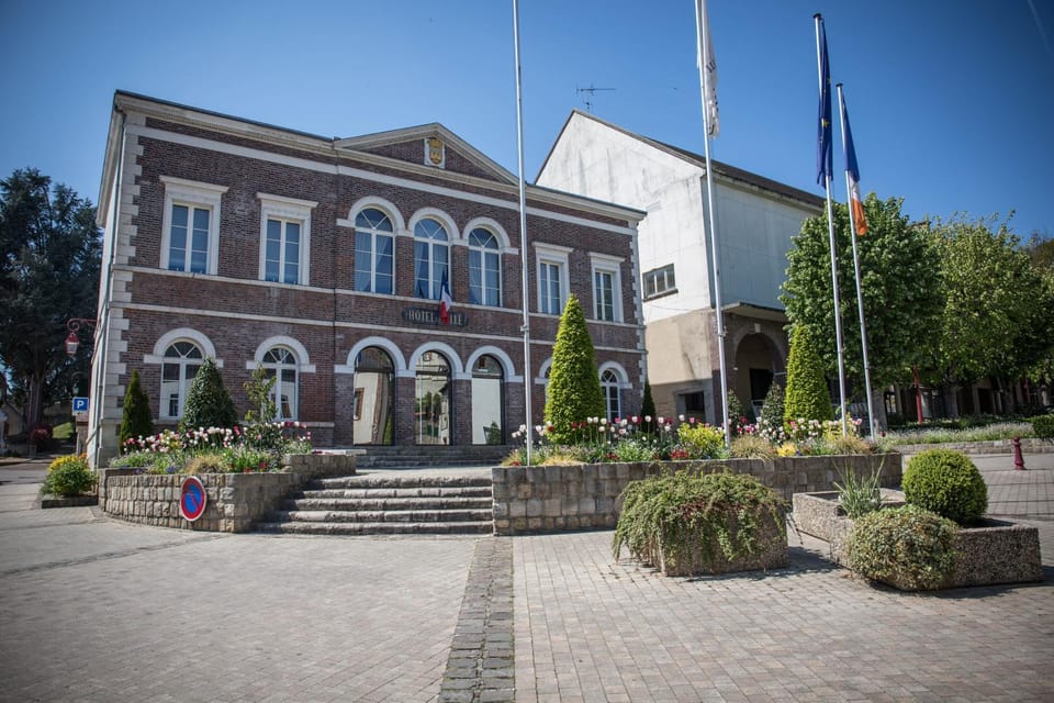 Nearby landmark, Neighbourhood