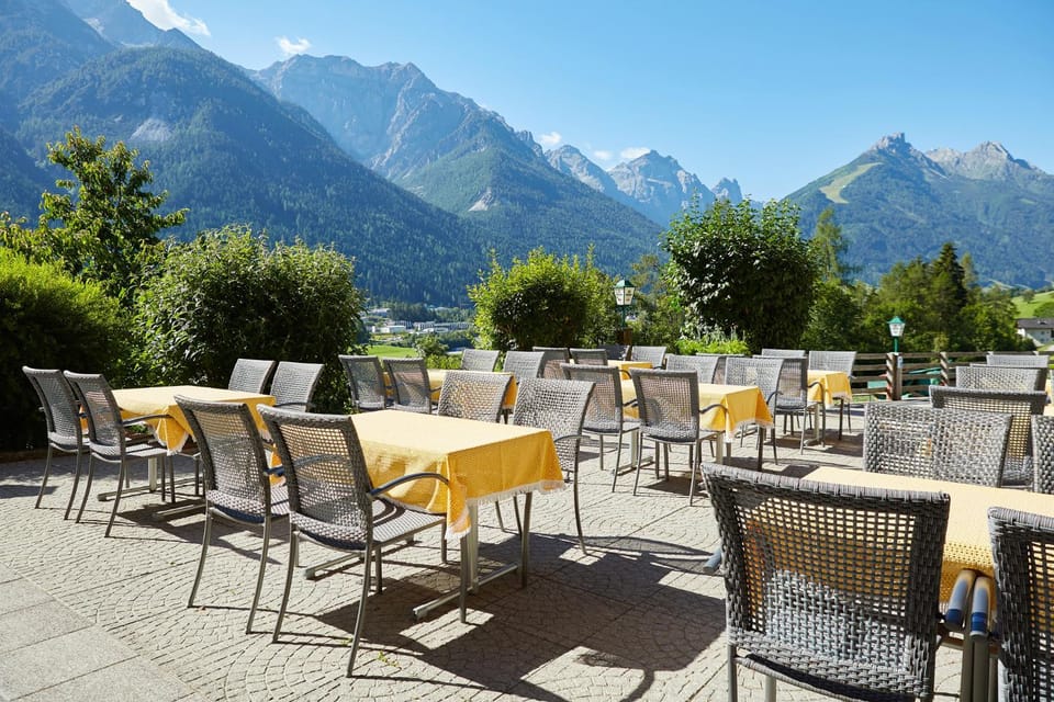 Restaurant/places to eat, Balcony/Terrace, Mountain view