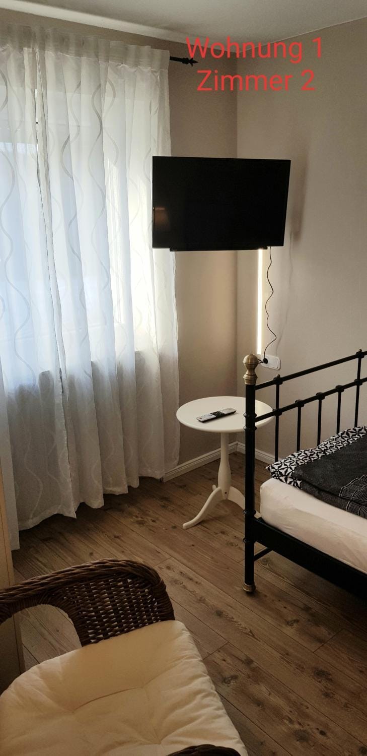 2x Monteurwohnung 1x 2 kleine Einzelzimmer 1x Doppelbett und Schlafcouch im Wohnbereich Apartment in Siegen