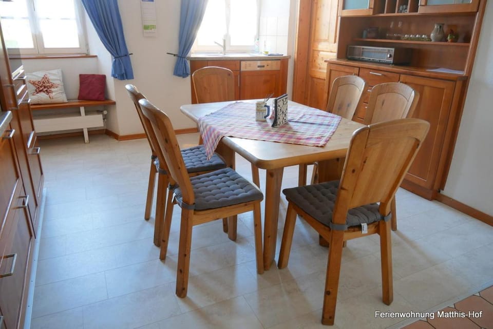 Kitchen or kitchenette, Photo of the whole room, Dining area