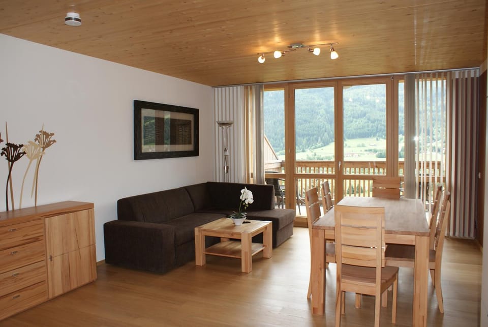 Day, Dining area