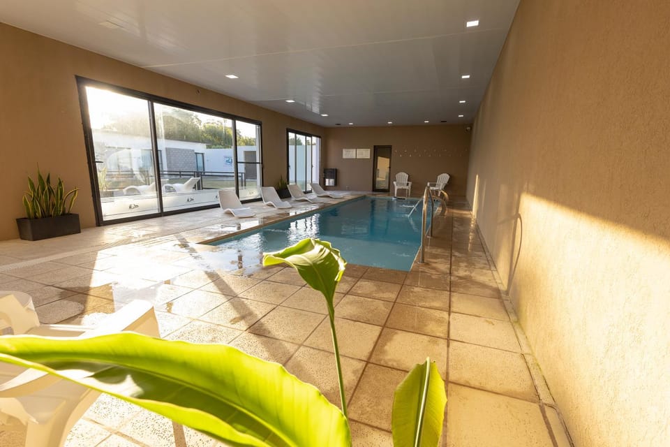 Pool view, Swimming pool, towels