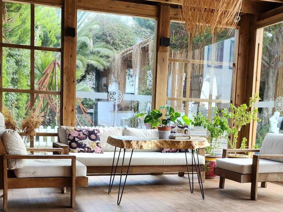 Patio, Spring, Day, Garden, View (from property/room), Balcony/Terrace, Living room, Lobby or reception, Food and drinks, Seating area, Dining area, Food, Garden view
