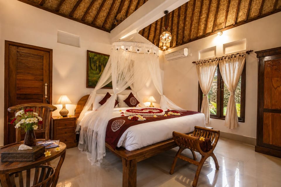 Photo of the whole room, Bedroom