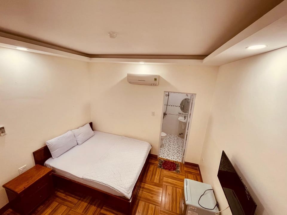 Bed, air conditioner