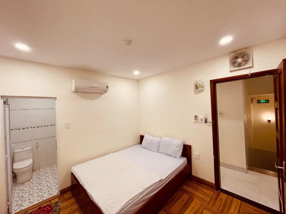 Bed, Bathroom, air conditioner