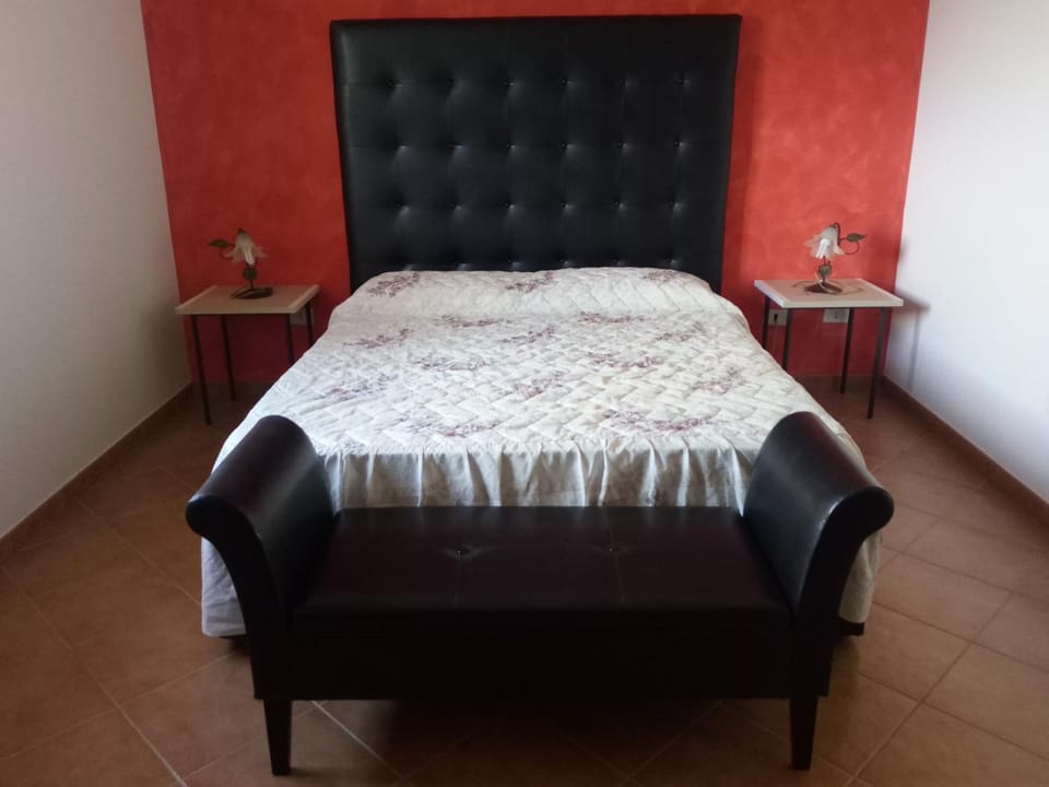 Photo of the whole room, Decorative detail, bunk bed