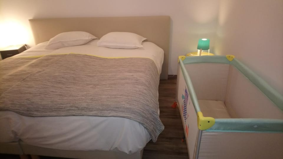 Bed, Night, Winter, Bedroom, cot
