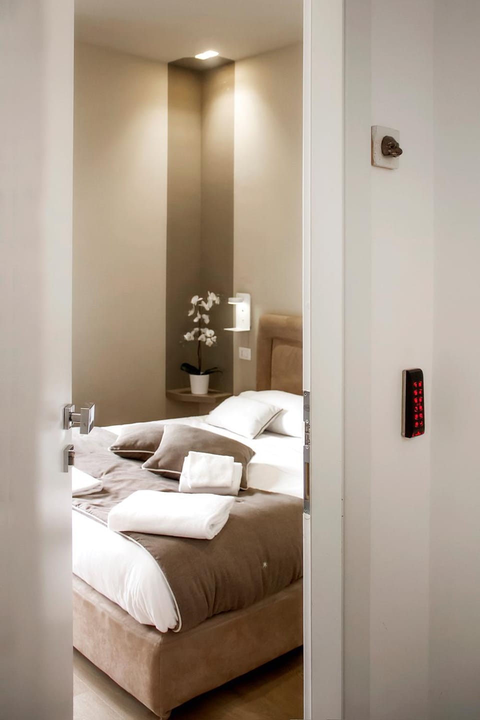 Bed, Bedroom, towels