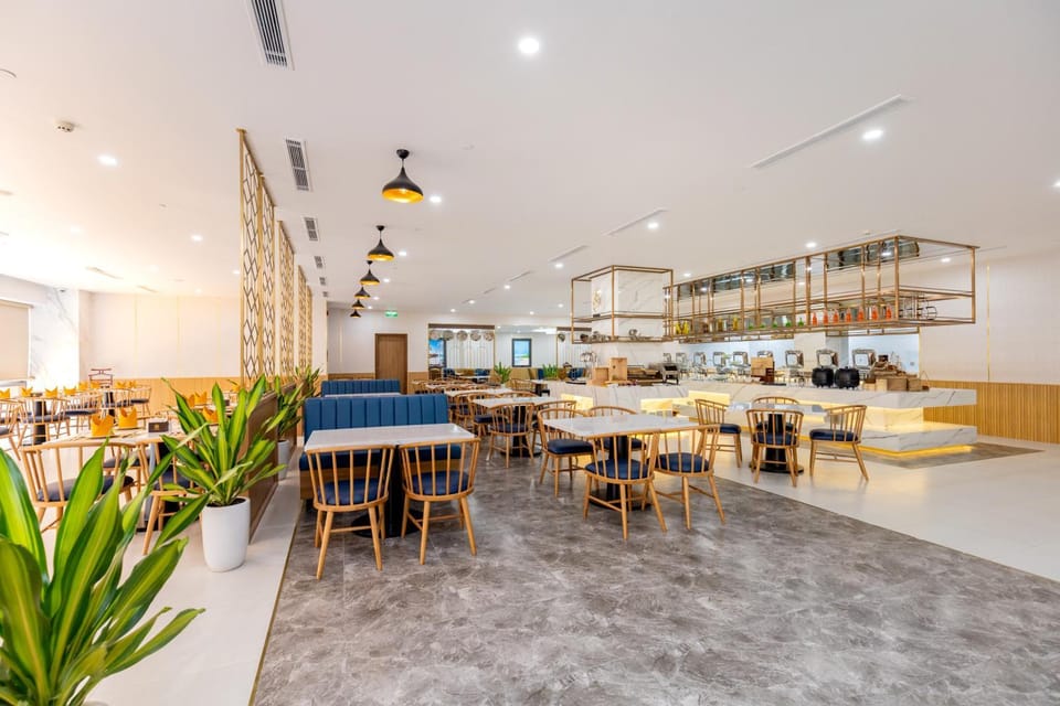 Restaurant/places to eat, Living room, Banquet/Function facilities, Food