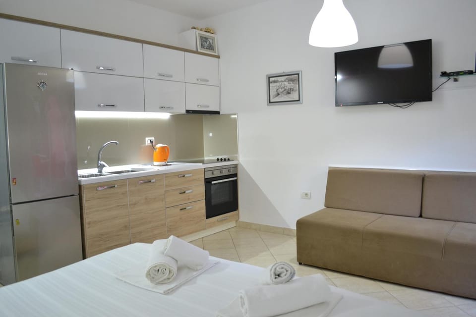 Seashell Art Decor Studio & Private Garage Apartment in Vlorë