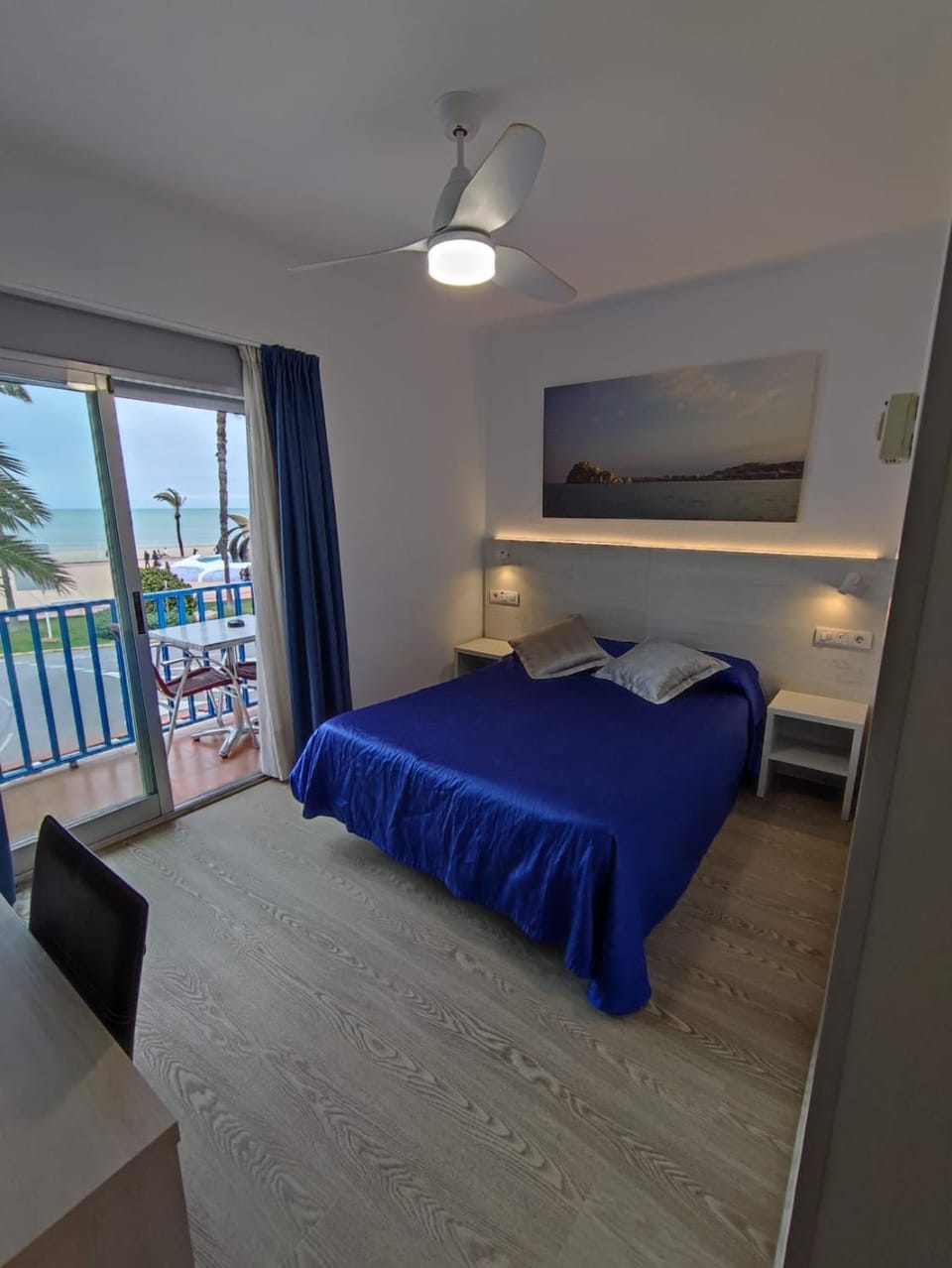 Bed, TV and multimedia, View (from property/room), Balcony/Terrace, Photo of the whole room, Decorative detail, City view, City view, Landmark view, Sea view, Sea view, Street view, Street view, fireplace, safe, wardrobe, air conditioner